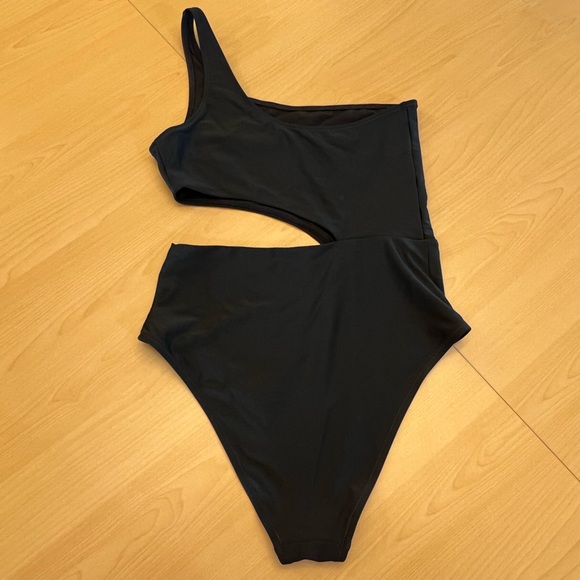 Aerie Black One-Shoulder Cut-Out Cheeky Swimsuit Size Medium No Padding - Picture 2 of 4